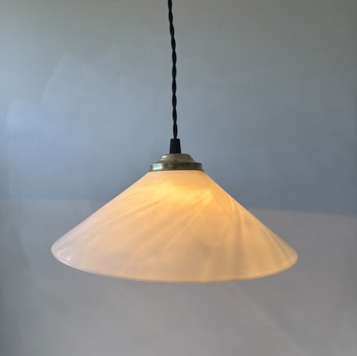 ANCIENNE SUSPENSION CONIQUE EN OPALINE VINTAGE