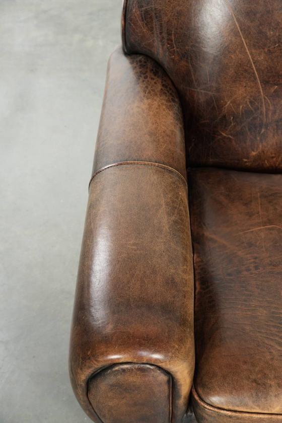 Image 1 of Elegante poltrona dal design Art Déco, rivestita in comoda pelle di pecora.