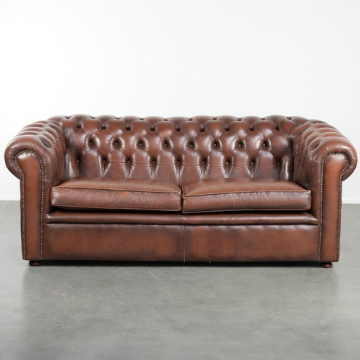 Sofá Chesterfield inglés de 2,5 plazas, de cuero de vaca marrón vintage.
