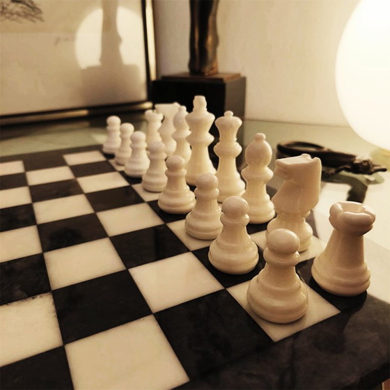 Image 1 of Jeu d'échecs de luxe vintage des années 1970 en véritable albâtre de Volterra sculpté à la main - Noir et blanc - Fabriqué en It