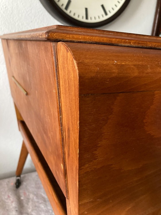 Image 1 of Vintage naaikar uit de jaren 60 - naaitafel - naaikast - op wielen - 3520 - Erzgebirge