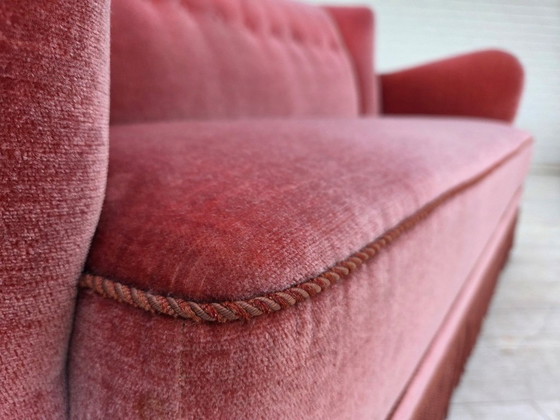 Image 1 of Sofá danés de 2 plazas de la década de 1970, tapizado en terciopelo rosa salmón y madera de roble.