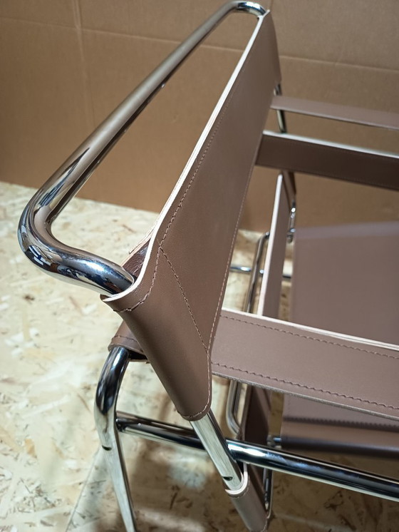 Image 1 of Poltrone Knoll Wassily B3 2 nuove/usate in pelle color noce di Marcel Breuer € 4.400