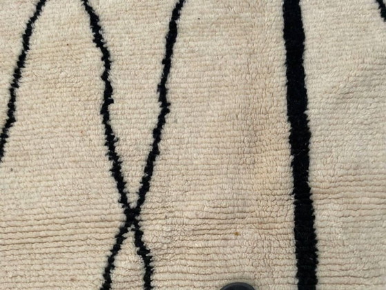 Image 1 of Alfombra bereber marroquí hecha a mano, color crudo con motivos geométricos, 250 cm x 150 cm.