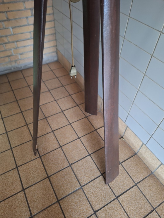 Image 1 of Wunderschöne Holzstativlampe mit orangefarbenem Schirm