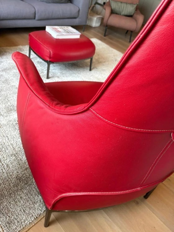 Poltrona Frau Archibald Sessel mit rotem Leder-Pouf (Foto 10 von 15)