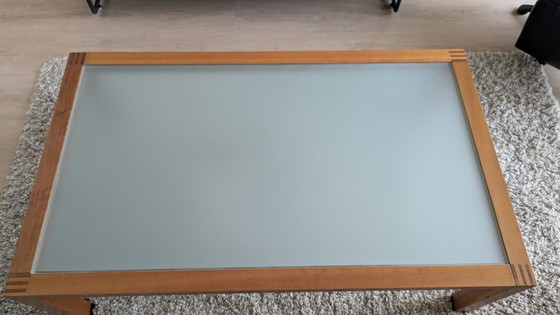 Image 1 of Table basse Arco en bois de cerisier rouge, élégante avec plateau en verre, datant de 1996.