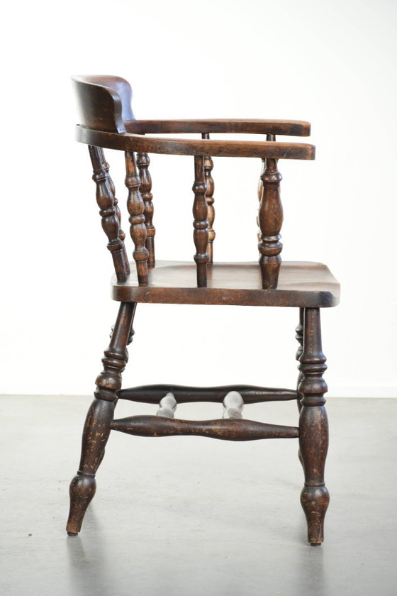 Image 1 of Houten Engelse antieke pub/ captain chair uit eind 19e eeuw met karakter en een prachtige kleurstelling