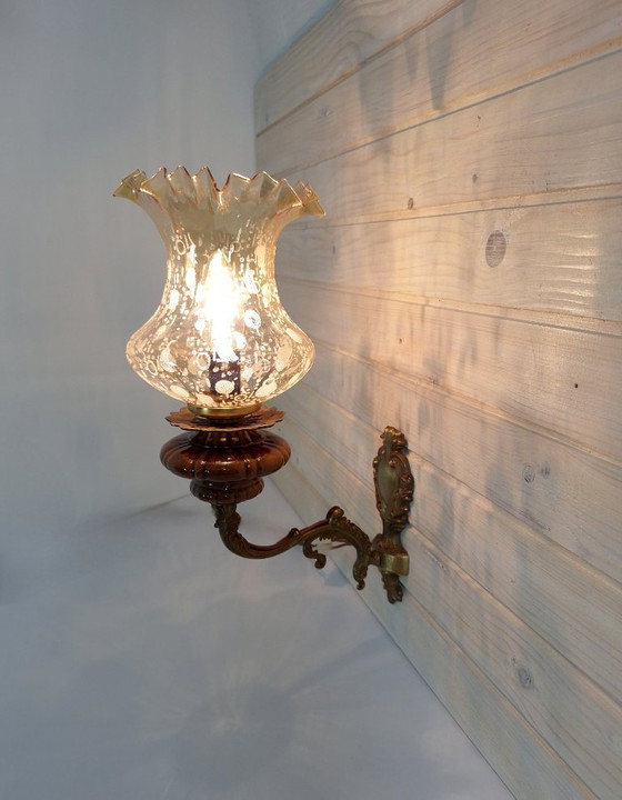 Image 1 of Vintage messing wandlamp met keramische toevoeging en amberkleurige kap / Joegoslavië, jaren 70