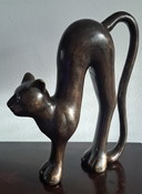 Sculpture en bronze d'un chat au dos haut