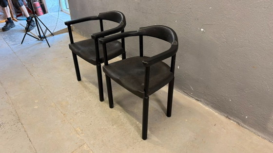 Image 1 of Een paar zwarte postmoderne fauteuils, van gegoten kunststof, jaren 80, Europa