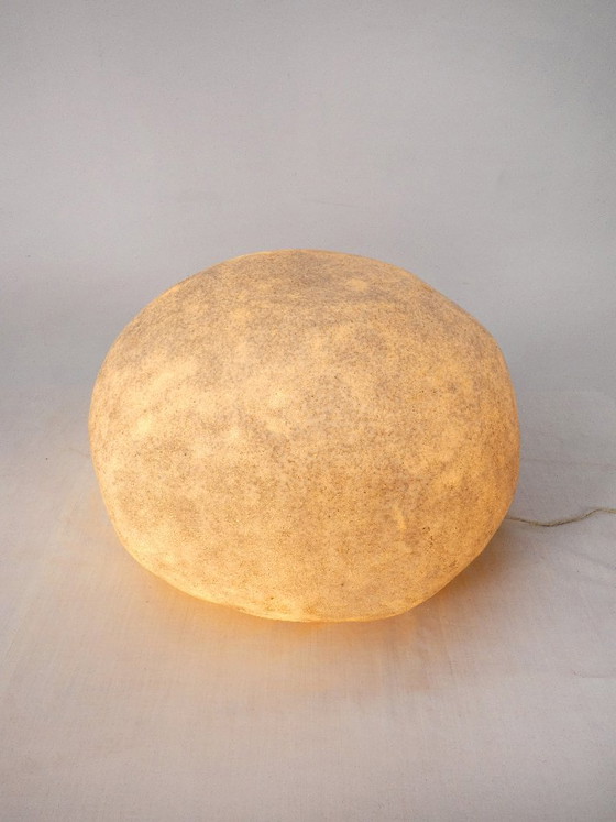 Lampada 'Dora' roccia lunare di André Cazenave - Atelier A, Lampade da tavolo, Poliestere, Beige (foto 3 di 15)