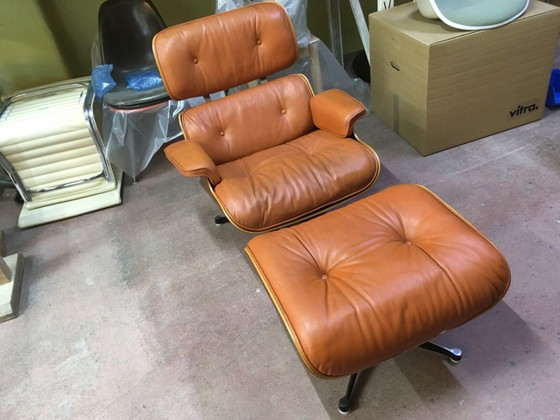 Poltrona Eames Lounge Chair & Ottoman Orig. del 1976, Legno di Palissandro, Prof. Restaurata – Herman Miller (photo 2 of 13)