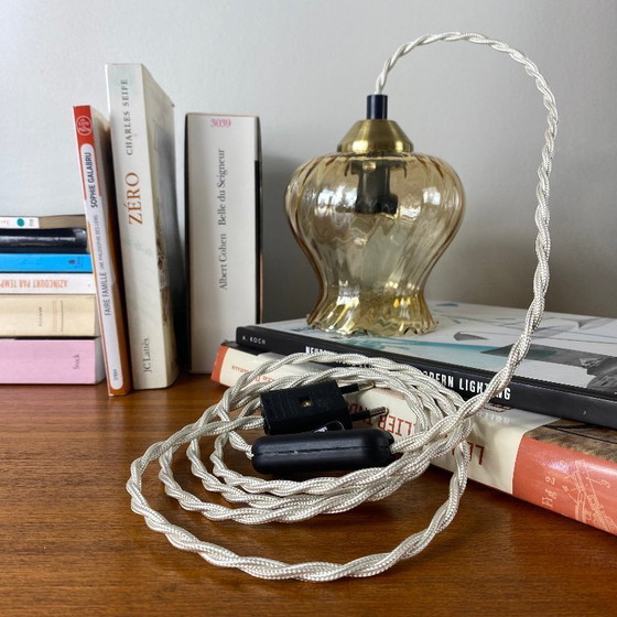 Image 1 of antica lampada portatile a forma di tulipano in vetro dorato