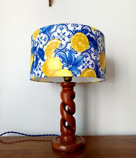 Gedrechselte Holzlampe mit Lampenschirm im Azulejo-Zitronenmuster – Tischlampen, Wood (photo 6 of 8)