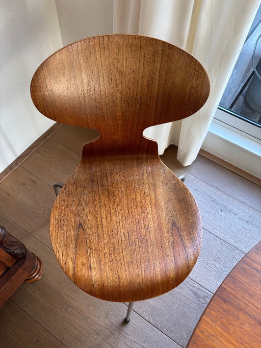 4 sillas Ant + mesa y taburete Dot de Frits Hansen