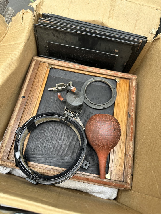 Image 1 of Vintage wooden studio camera on tripod - Narita Belgium