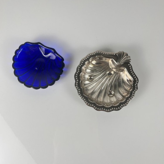 Image 1 of Trinket dish / Open butter dish in silver-colored metal with a seashell shape and blue glass insert, 1970