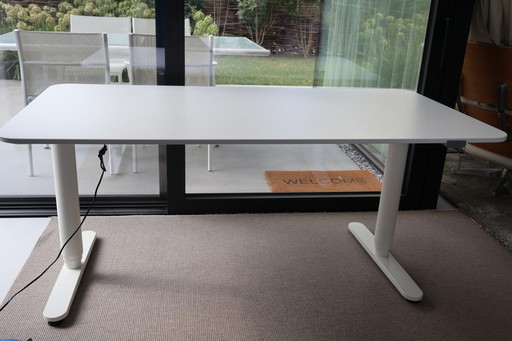 Scrivania IKEA regolabile in altezza, laccata bianca, 80 cm x 160 cm, con funzionamento elettrico.