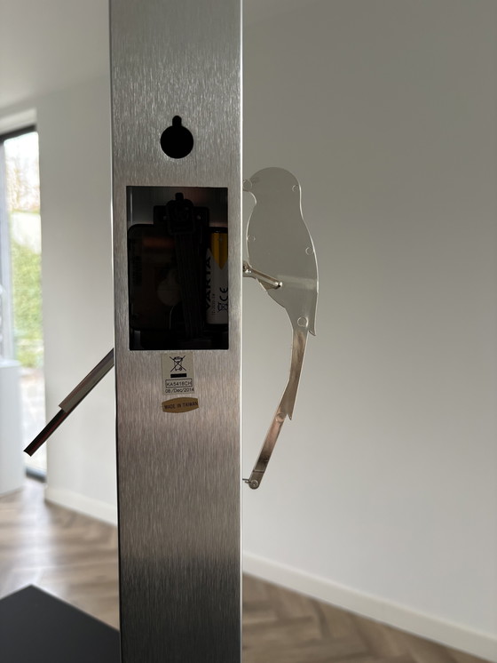 Image 1 of Reloj de diseño moderno Karlsson Woodpecker en acero inoxidable