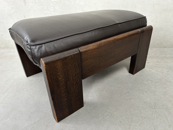 Image 1 of Vintage Leolux bruinkleurige lederen/eiken ‘Lounge chair and ottoman’ van Harry de Groot - 1970