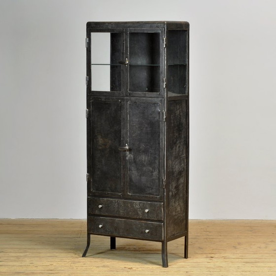 Antique industrial metal display cabinet, circa 1920 – Glass, Vintage (photo 3 of 13)