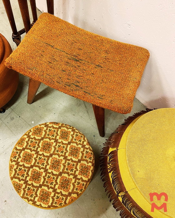 Image 1 of Leuke Vintage Okergele Naaipoef/Bijzettafel