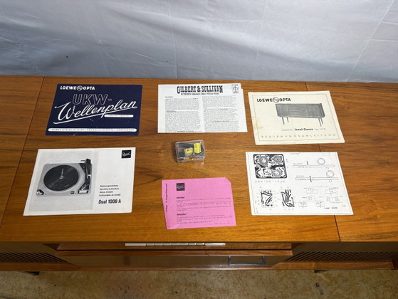 Image 1 of Mid-century retro vintage dressoir van gevlamd teakhout met radiogram – Loewe radio en platenspeler (jaren 1960-1970)
.