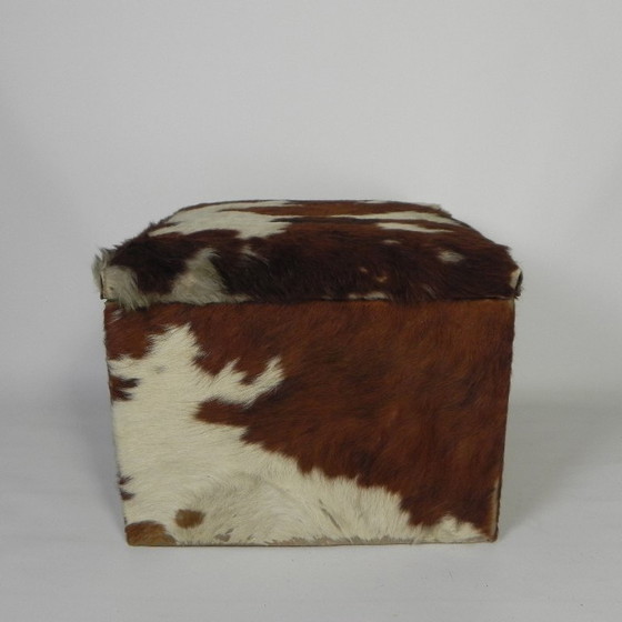 Image 1 of Pouf vintage, coffre de rangement recouvert de cuir de vache, Pays-Bas, années 1950