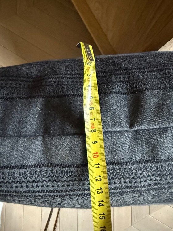 Image 1 of Großes graues Bodenkissen mit schwarzem Paisley-Rand