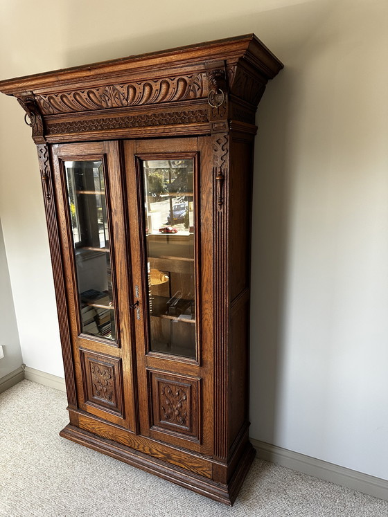 Image 1 of Antiker Eichenbücherschrank mit abgeschrägtem Glas (ca. 1890–1910)