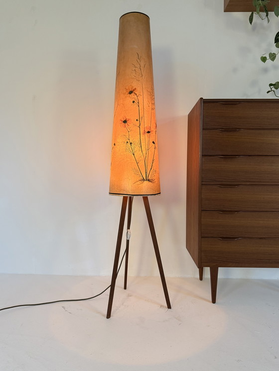 Image 1 of Lampadaire trépied vintage orné de fleurs séchées, Hesse Leuchten '60