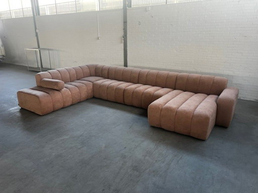 Divano 4x6 modello X4 – divano angolare dal design modulare con forme organiche