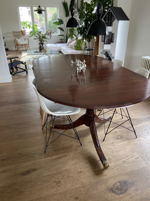 Mesa de comedor vintage ovalada de madera maciza de caoba