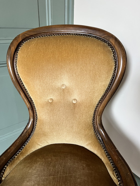 Image 1 of Vintage fauteuil met fluwelen bekleding – klassiek houten frame