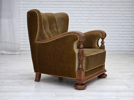 Image 1 of Fauteuil danois des années 1960, velours vert, bois de chêne massif sculpté.