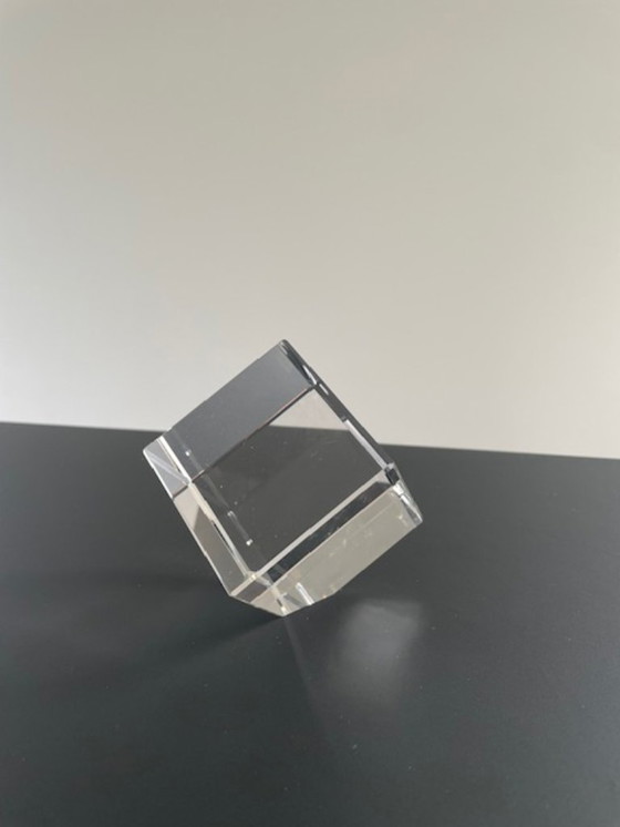 Image 1 of Cubo di vetro inclinato con effetto prismatico