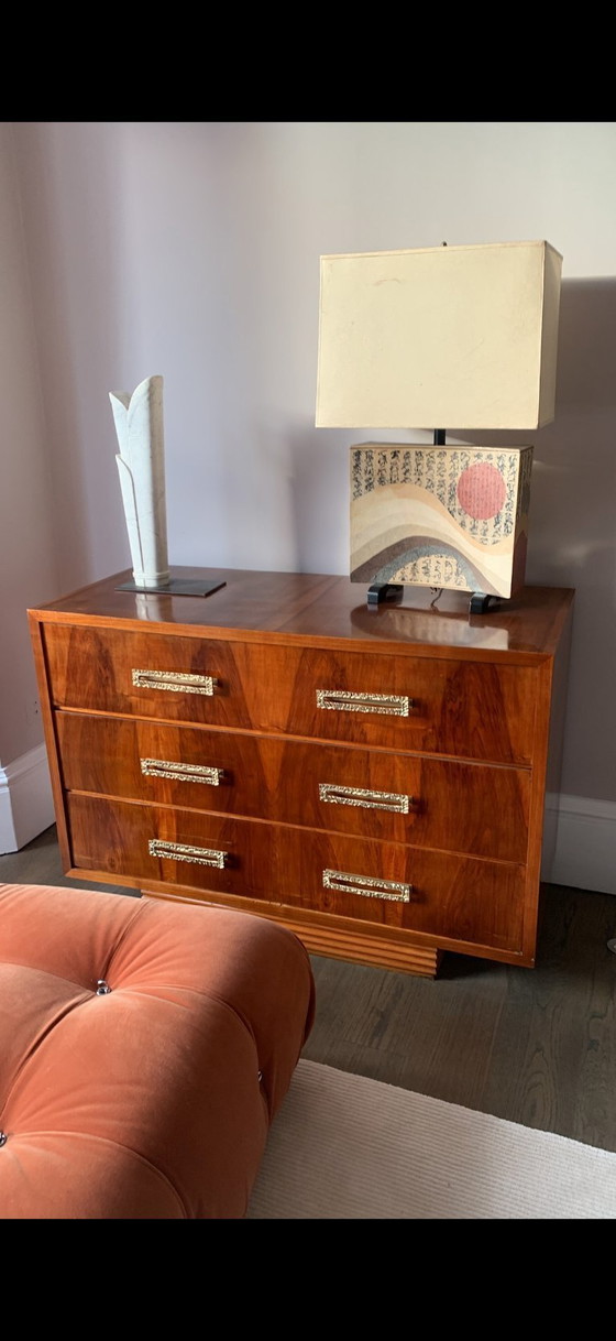 Image 1 of Vintage grote Italiaanse walnotenhouten commode met drie lades en messing handgrepen met textuur.
