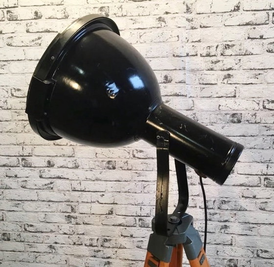 Image 1 of Faretto vintage in smalto nero su treppiede in legno, anni '50