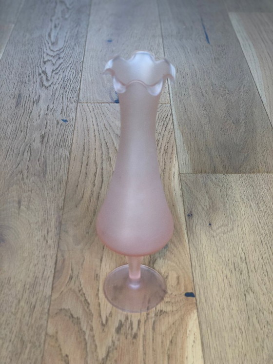 Image 1 of Jarrón con pie de cristal opalino