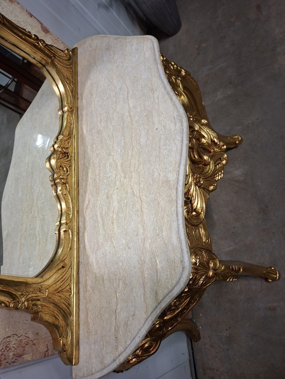 Image 1 of Table d'appoint classique dorée avec miroir, console, coiffeuse avec plateau en marbre et support de miroir assorti.