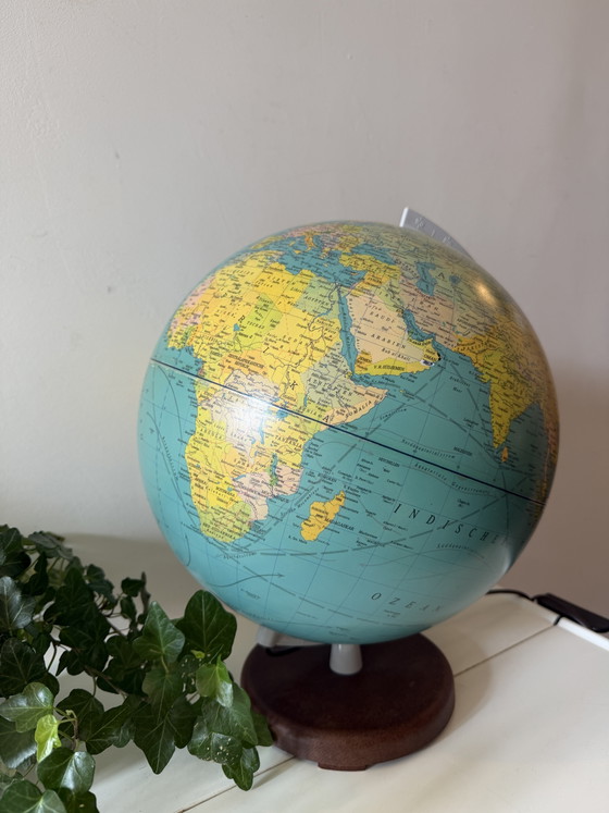 Image 1 of globe terrestre vintage