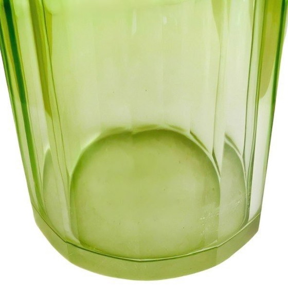 Image 1 of Vase ancien Baccarat en cristal vert taillé à facettes Art Déco années 1930