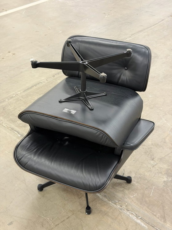 Image 1 of Fauteuil lounge Vitra Eames | Repose-pieds | Noir intégral |