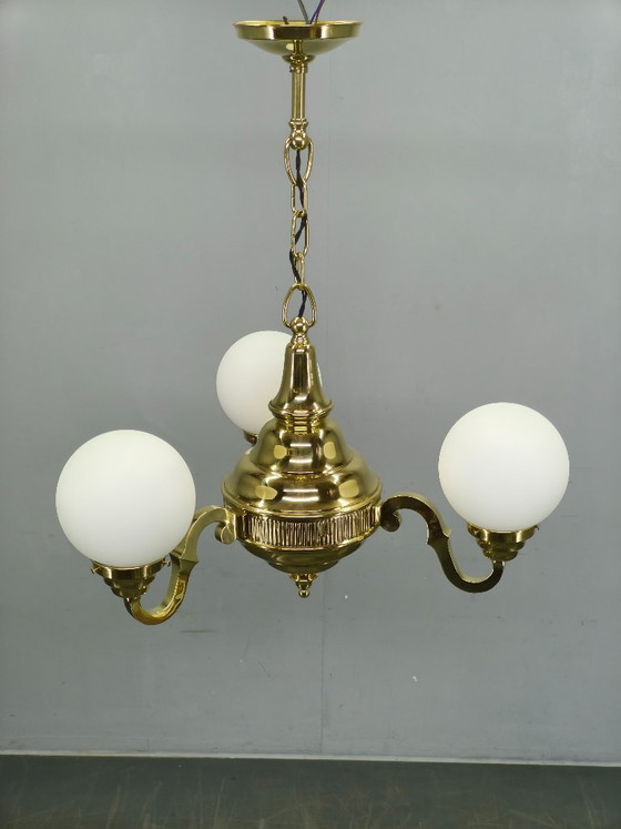 Image 1 of Lámpara de araña checa neobarroca de latón de la década de 1930 con globos de cristal opalino.