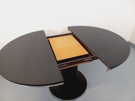 Image 1 of Table ronde de repas vintage en mélaminé esprit bois noir et métal chromé style Space Age / Diner des années 70 avec rallonge in