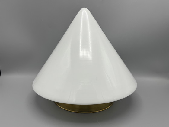 Image 1 of Plafonnier avec abat-jour conique en verre et monture en laiton