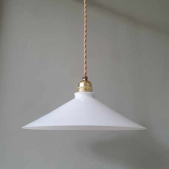 Image 1 of Lampada a sospensione vintage in vetro opalino, stile da banchiere o da calzolaio.