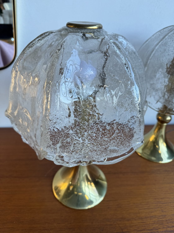 Image 1 of Lampada da tavolo vintage in ottone e vetro ghiacciato: eleganza di metà secolo