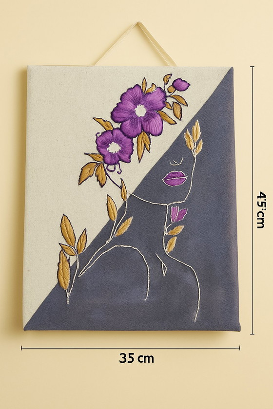 Image 1 of Ricamo fatto a mano su tela – Linea floreale viola su tela di lino – 45 x 35 cm